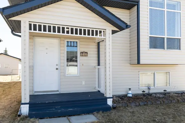 4406 54A Avenue Crescent, Innisfail, AB T4G1X5