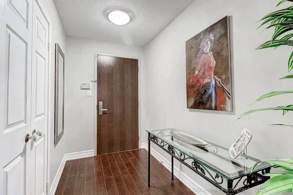 45 Kingsbridge Garden CIR #204, Mississauga, ON L5R 3K4