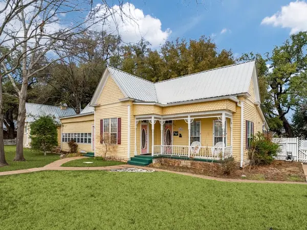 1002 W Pearl Street, Granbury, TX 76048