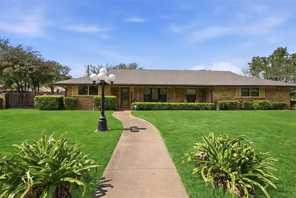 1226 Crestwood Drive, Cleburne, TX 76033