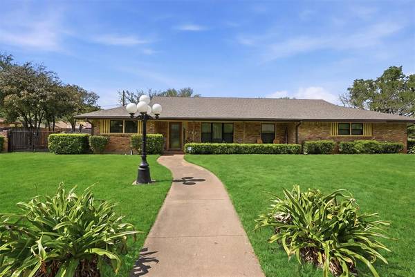 1226 Crestwood Drive, Cleburne, TX 76033