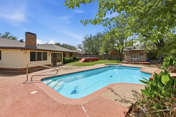 1226 Crestwood Drive, Cleburne, TX 76033