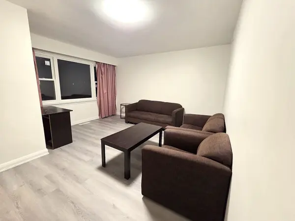 94 Taunton RD W #Main, Oshawa, ON L1G 3T2