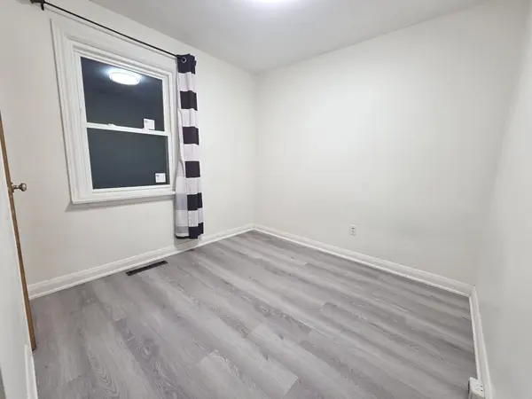 94 Taunton RD W #Main, Oshawa, ON L1G 3T2