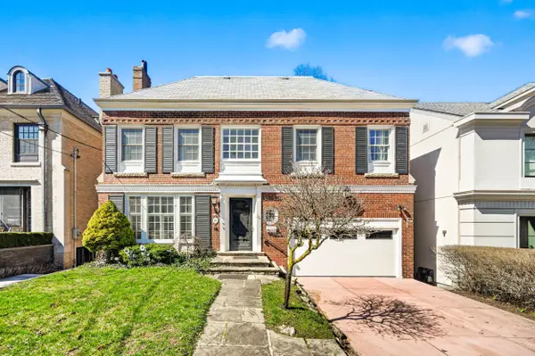 8 Killarney RD, Toronto C03, ON M5P 1L8