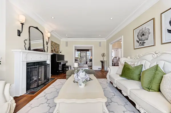 8 Killarney RD, Toronto C03, ON M5P 1L8