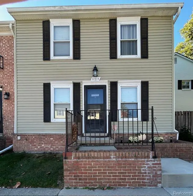 37314 Charter Oaks BLVD, Clinton Charter Township, MI 48036