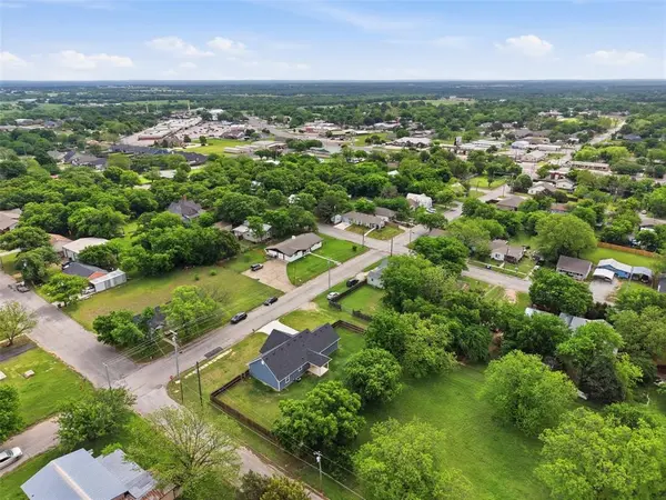 304 W Greenwood Avenue, Bowie, TX 76230