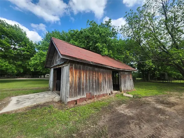 104 E PECAN, Sadler, TX 76264