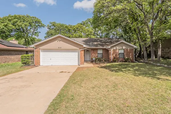 912 Red Oak Street, Azle, TX 76020