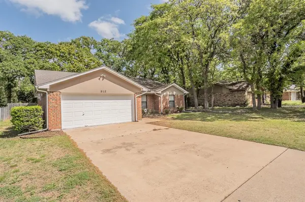 912 Red Oak Street, Azle, TX 76020