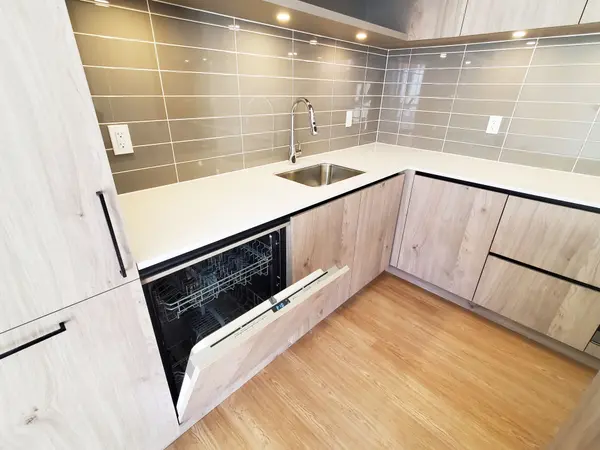 15 David Eyer RD #1411, Richmond Hill, ON L4S 0N2