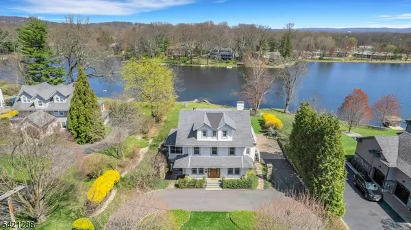 17 Briarcliff Rd, Mountain Lakes Boro, NJ 07046