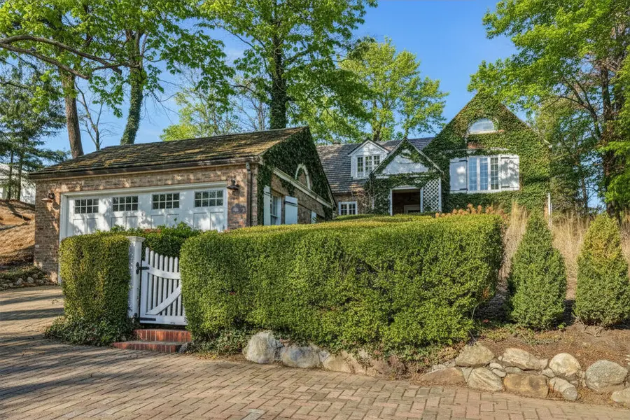 502 Marquette DR, New Buffalo City, MI 49117