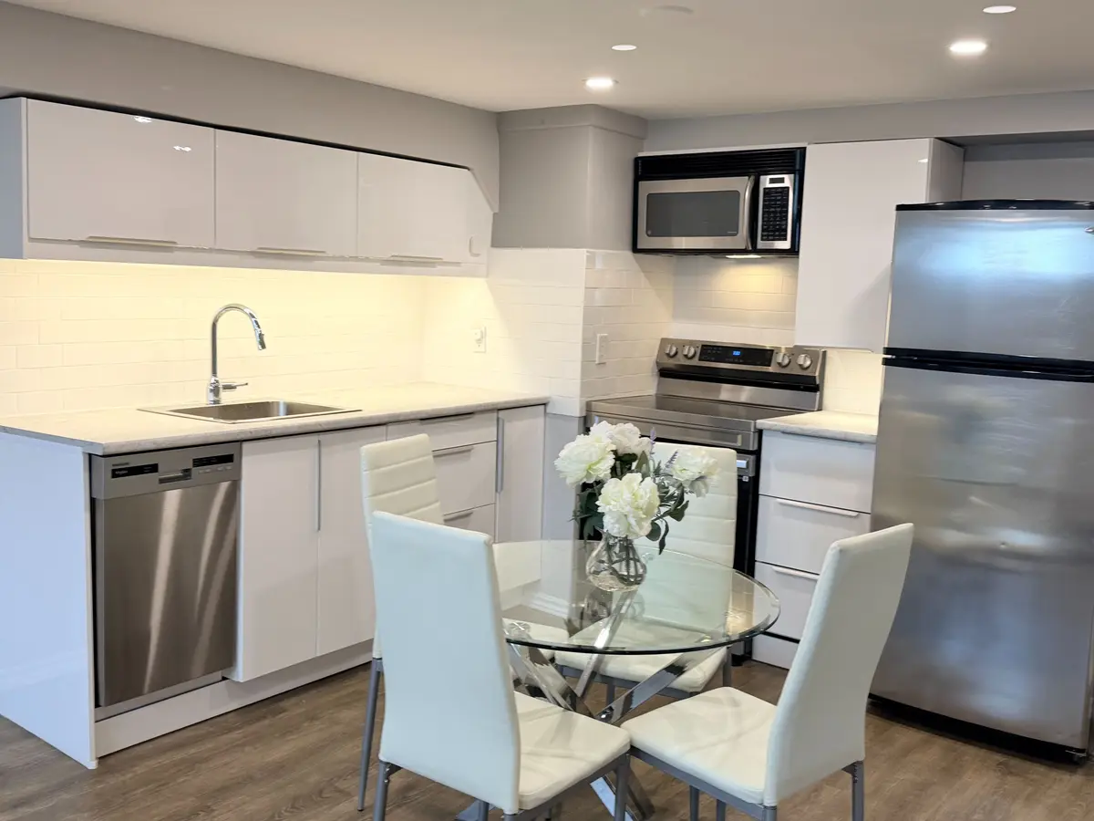 39 Davis RD #Bsmnt, Aurora, ON L4G 2B4