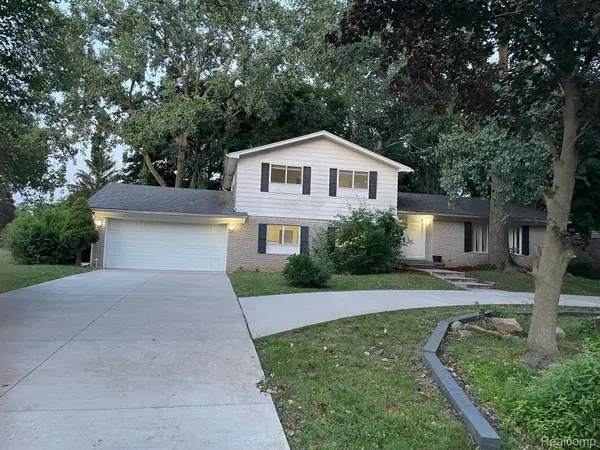 7421 Heather Heath, West Bloomfield Charter Township, MI 48322