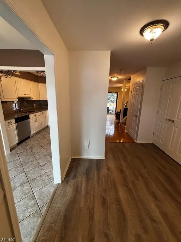 4 Peach Ct, Raritan Twp., NJ 08822