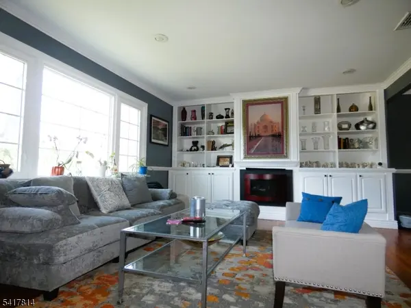 10 Falcon Dr, Edison Twp., NJ 08820