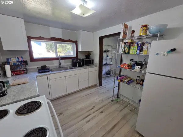 195 SECTION CREEK RD, Glendale, OR 97442