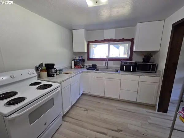 195 SECTION CREEK RD, Glendale, OR 97442