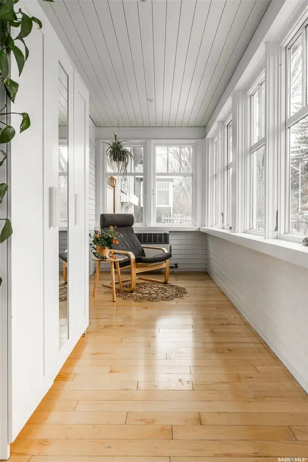 215 27th STREET W, Saskatoon, SK S7L 0J4