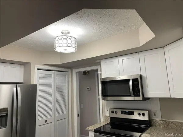 6820 FREDMOOR DR, Troy, MI 48098