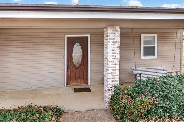 135 Lakeview Drive, Runaway Bay, TX 76426
