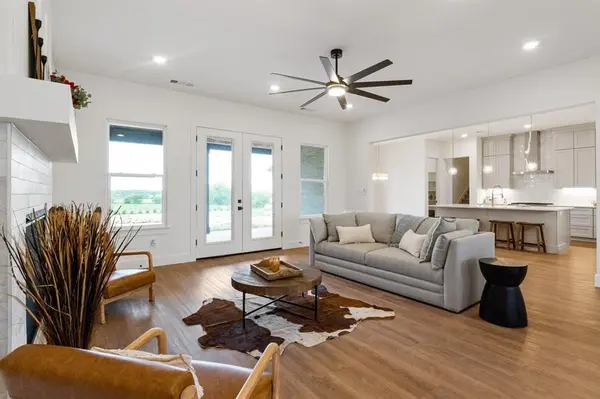 711 Hummingbird Lane, Justin, TX 76247