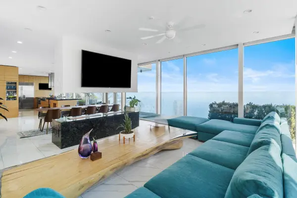 50005 High Point LN, Grand Beach Vllg, MI 49117