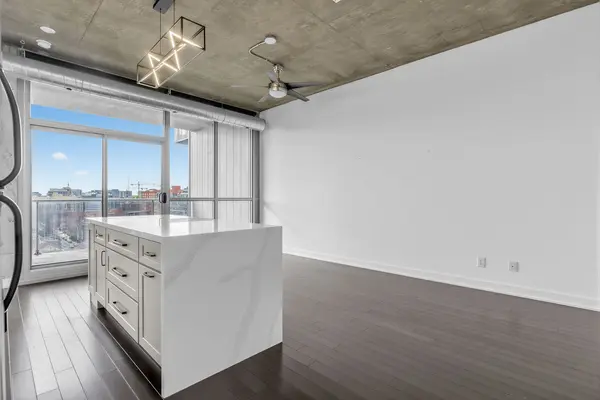 60 Bathurst ST #902, Toronto C01, ON M5V 2P7