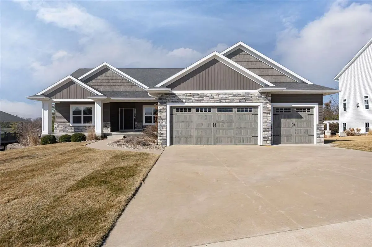3004 Forrest Meadow Ln, Hiawatha, IA 52233