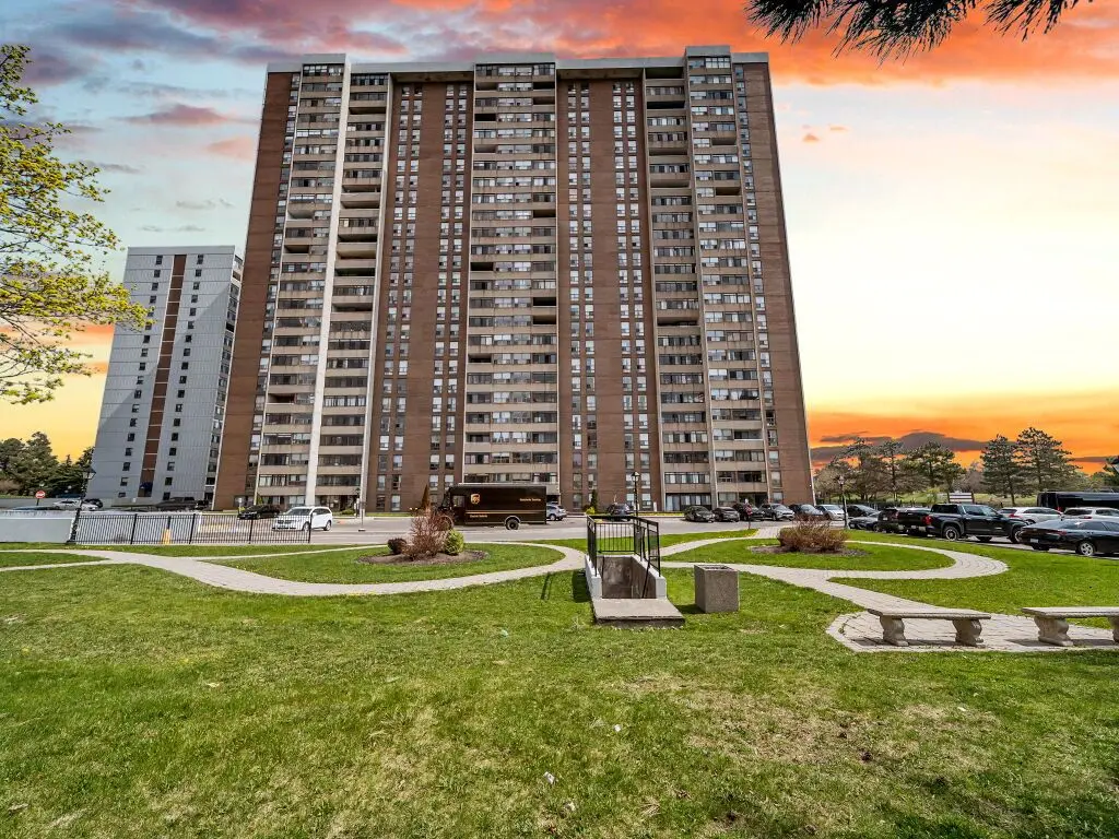 18 Knightsbridge RD #1003, Brampton, ON L6T 3X5