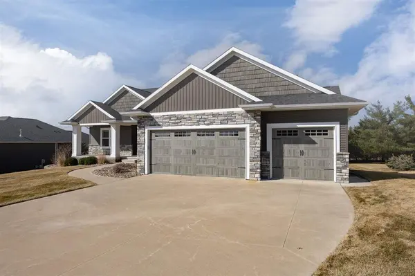 3004 Forrest Meadow Ln, Hiawatha, IA 52233