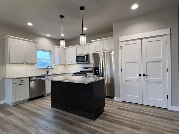 1290 Osage Ln, North Liberty, IA 52317