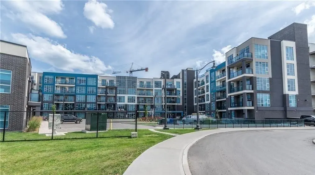 10 Concord PL #207, Grimsby, ON L3M 0G6