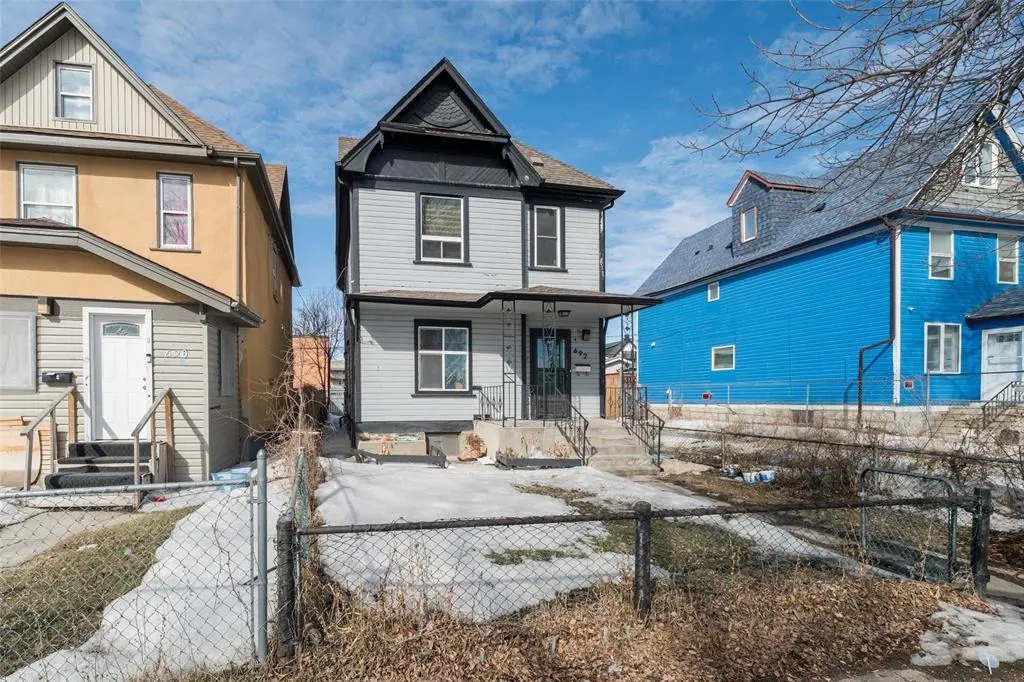692 Furby ST, Winnipeg, MB R3B 2W2