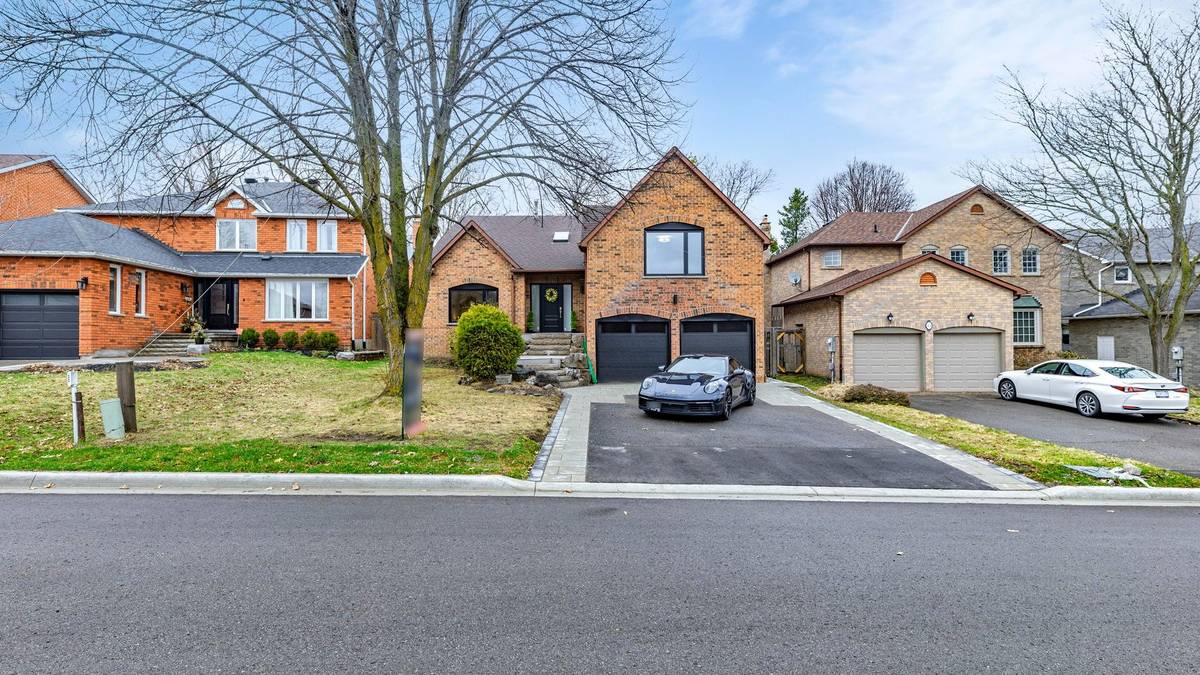 93 Gilbank DR, Aurora, ON L4G 5E2