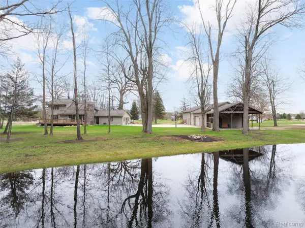 9247 Schrepfer RD, Howell, MI 48855