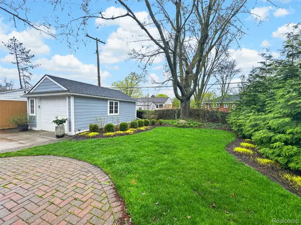 16265 Locherbie AVE, Beverly Hills Village, MI 48025