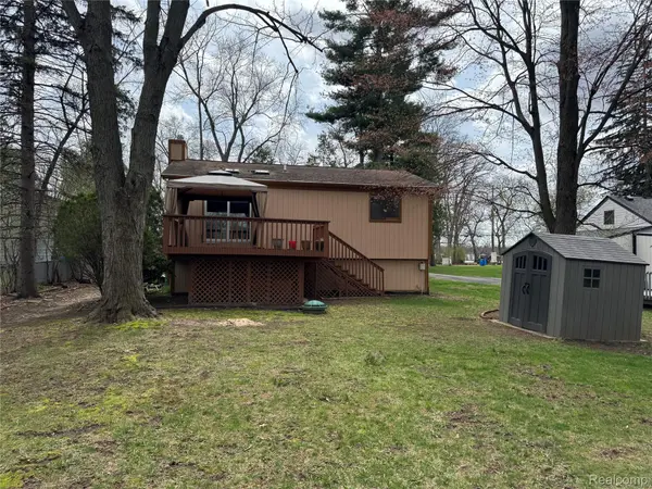 8360 Arlis ST, Commerce Charter Township, MI 48382