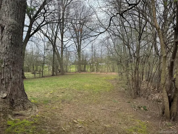 8360 Arlis ST, Commerce Charter Township, MI 48382