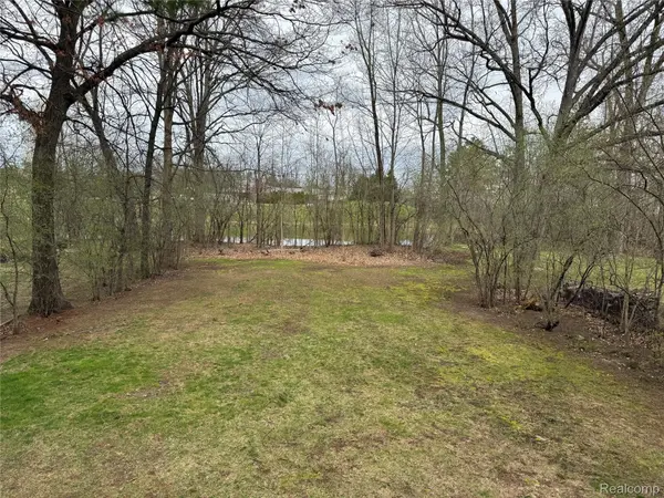 8360 Arlis ST, Commerce Charter Township, MI 48382