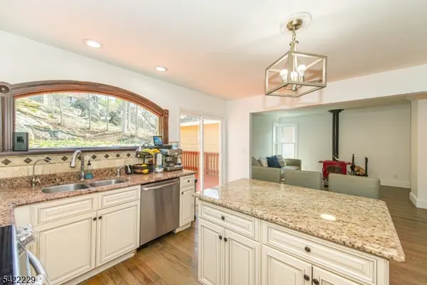 5 Bear Pond Trl, Hopatcong Boro, NJ 07821