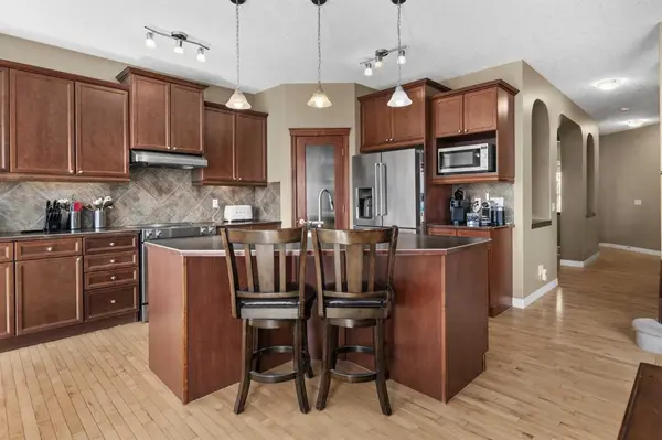 29 Royal Birch HL NW, Calgary, AB T3G 5X7