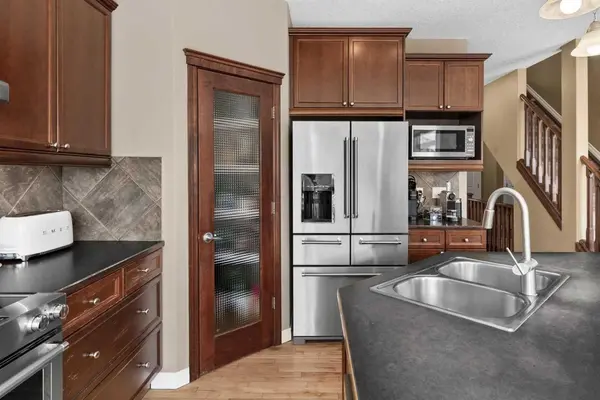 29 Royal Birch HL NW, Calgary, AB T3G 5X7