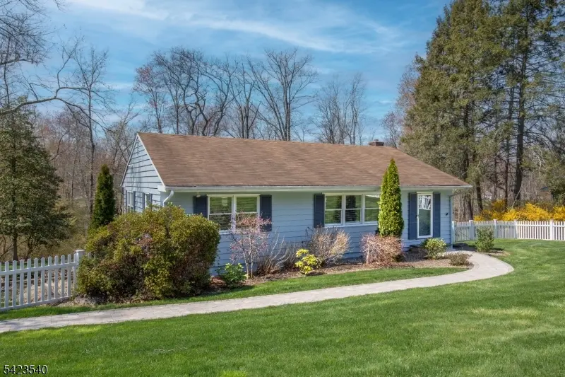 64 W Rayburn Rd, Long Hill Twp., NJ 07946