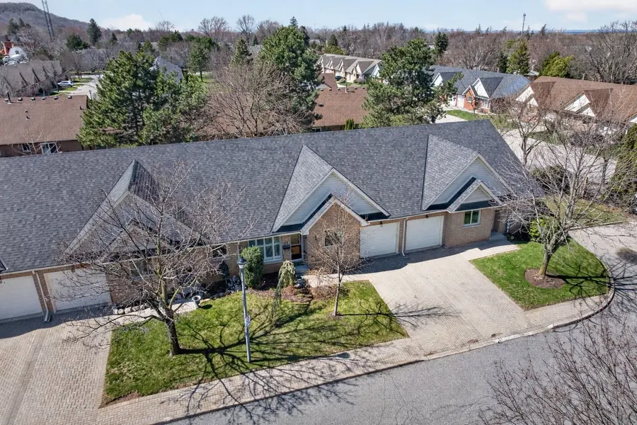 165 Main ST E #13, Grimsby, ON L3M 1P2