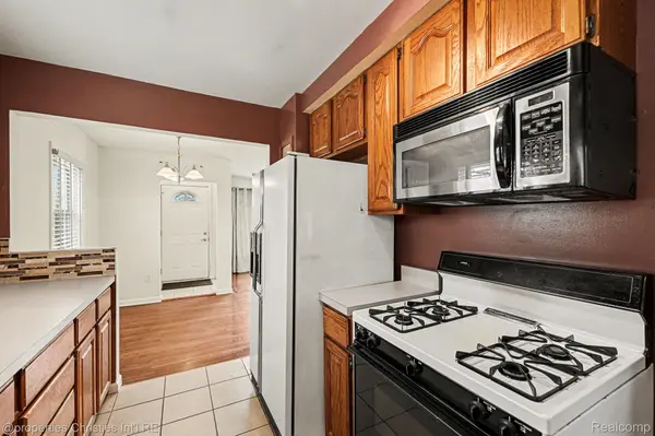 11121 Karen ST, Livonia, MI 48150