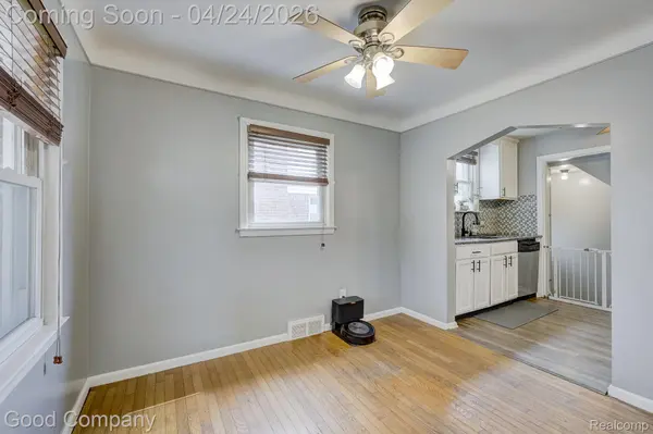 20420 Roscommon ST, Harper Woods, MI 48225