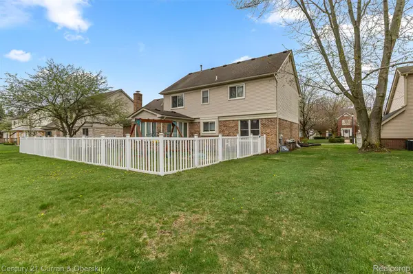 19320 Southampton DR, Livonia, MI 48152